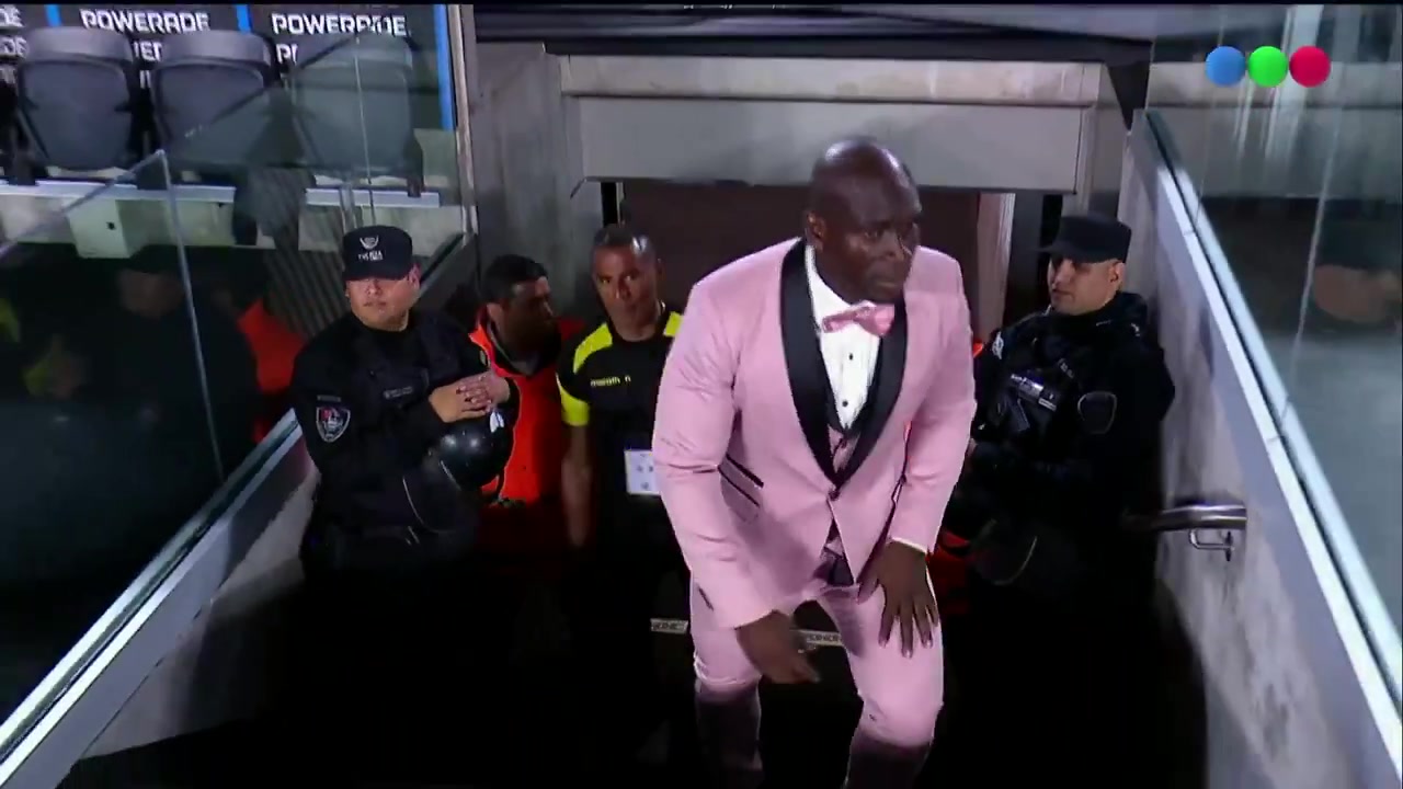 实在优雅！巴塞罗那SC主帅着正装带队，遭河床狂轰滥炸但0-0逼平